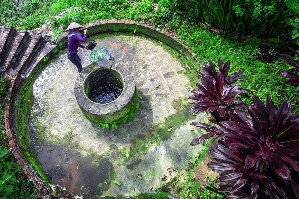  Visit the ancient wells of Duong Lam.