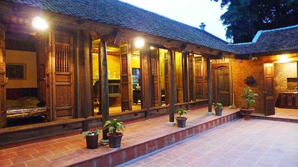 Mrs. Dien's ancient house embodies the traditional culture of the Northern region from times past.